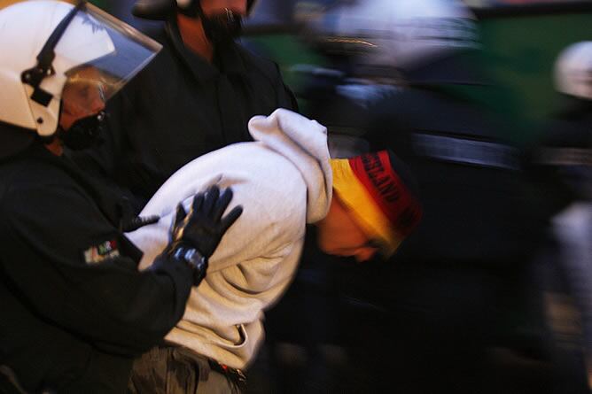 Uno de los aficionados de Alemania es detenido por un policía austriaco