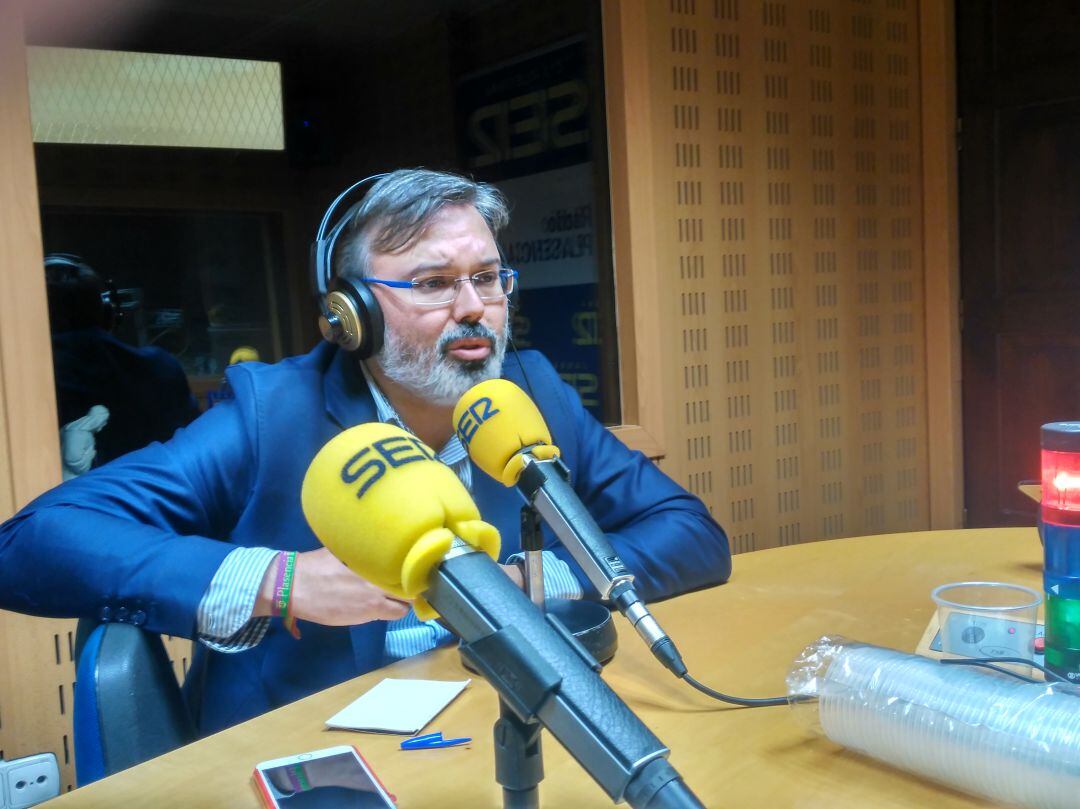 El alcalde de Plasencia, Fernando Pizarro, en los estudios de la Cadena SER