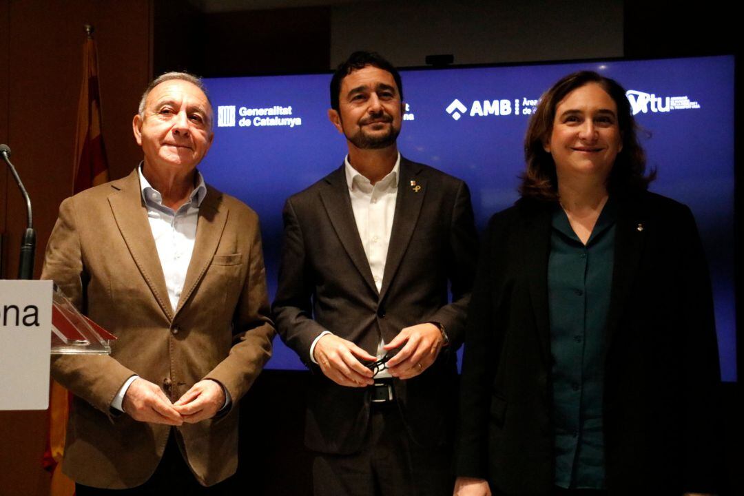 El vicepresident de Mobilitat, Transport i Sostenibilitat de l'AMB, Antoni Poveda, el conseller de Territori Damià Calvet i l'alcaldessa Ada Colau