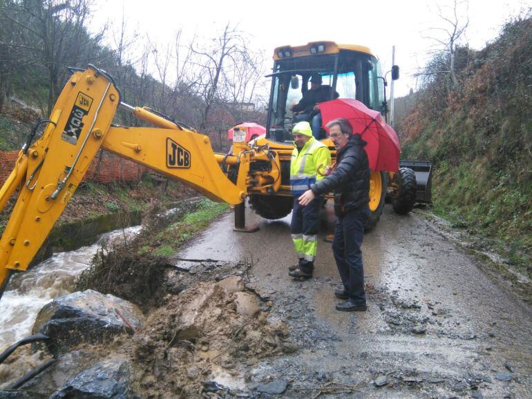 Pedro Muñoez revisa los desperfectos