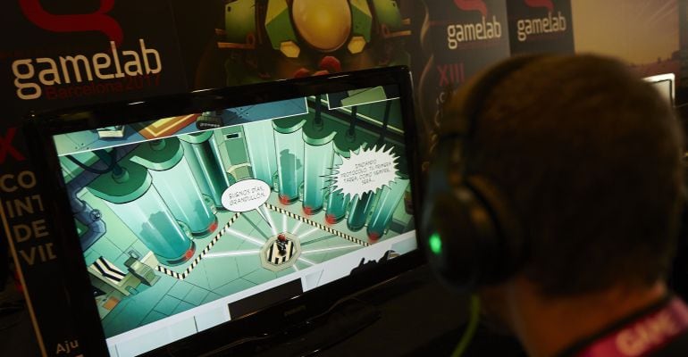 Un visitante participa en la primera jornada de la XIII edición del Gamelab 2017