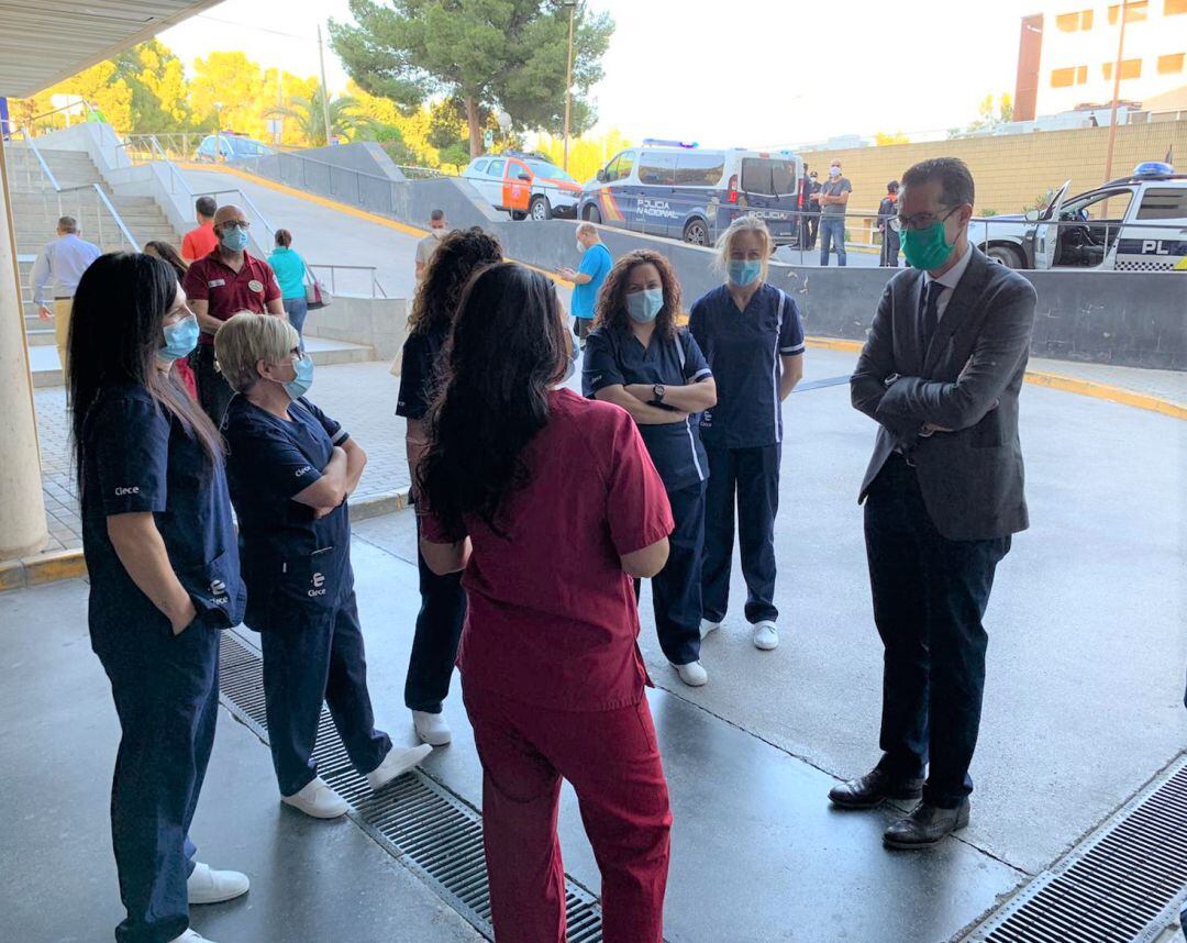 El alcalde de Elda conversa con profesionales del Hospital de Elda