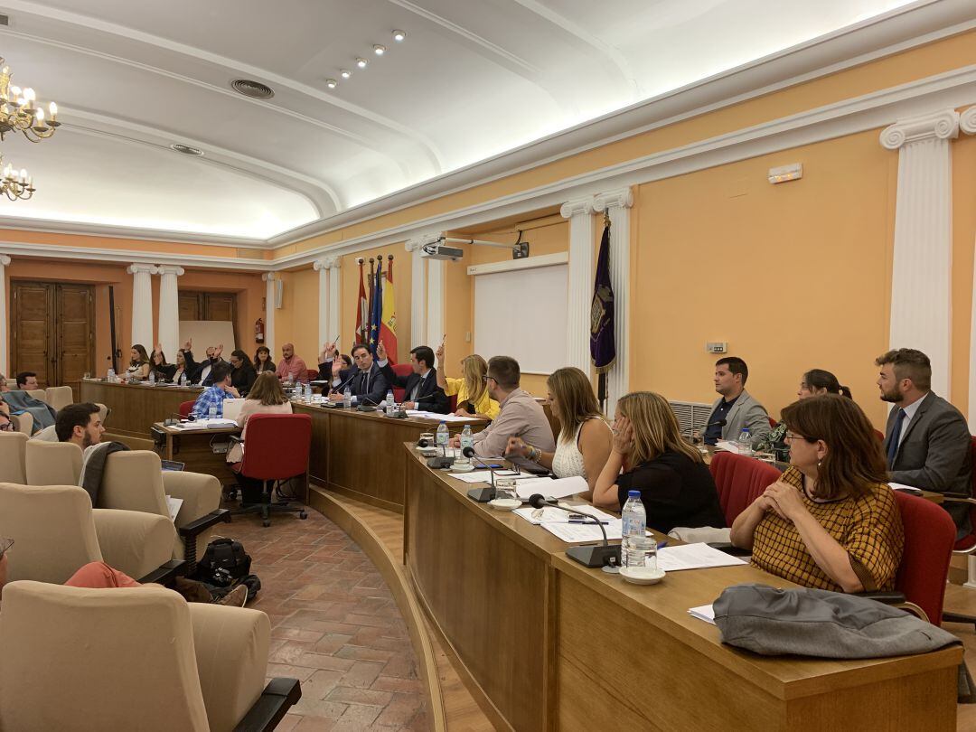 Momento de votación en la sesión plenaria del mes de septiembre celebrada en Medina del Campo