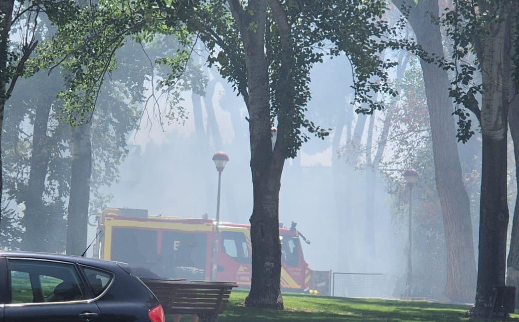 Los bomberos trabajando en las labores de extinción