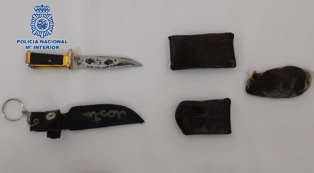 La droga incautada junto al cuchillo requisado.