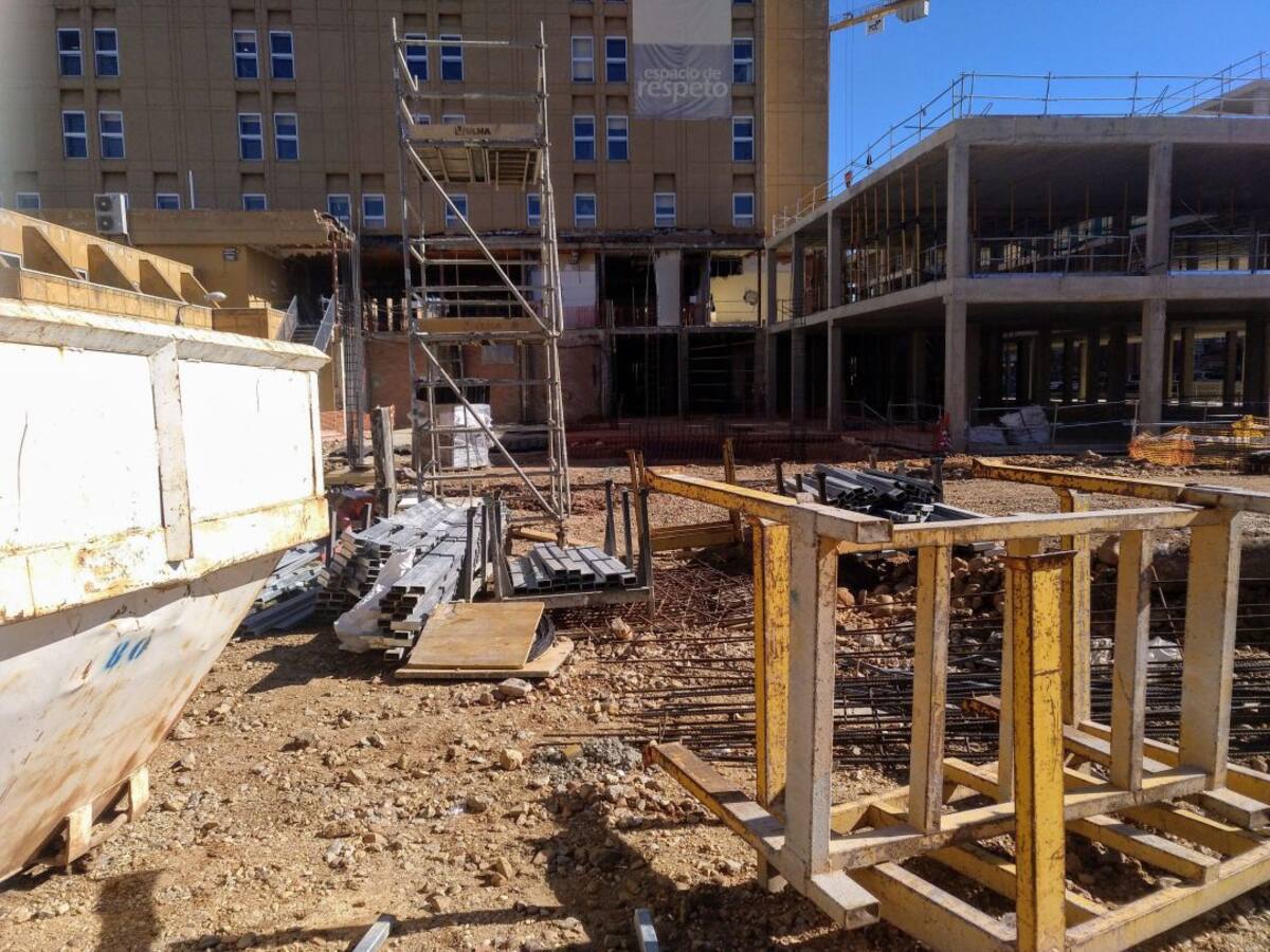 Mitadiel reconoce que la unidad de radioterapia no cabe según el proyecto de obra del Hospital