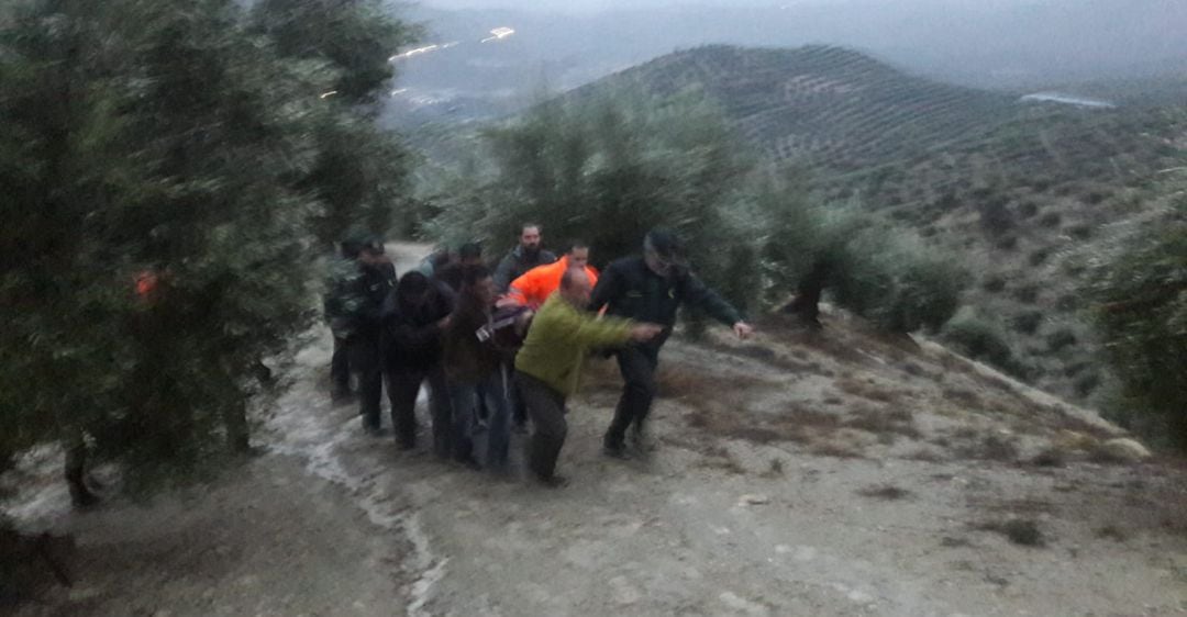 Momento del rescate por parte de la Guardia Civil