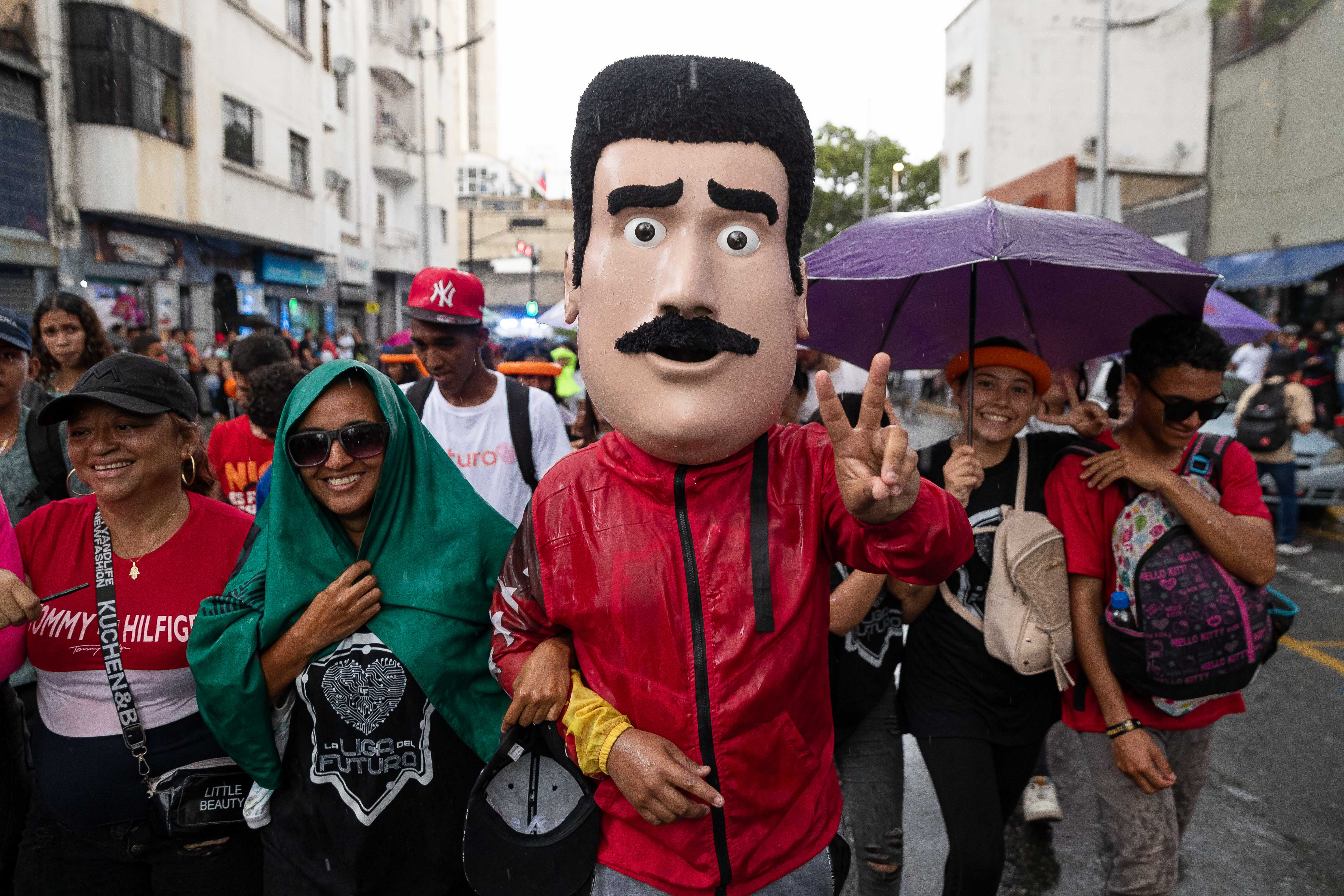 Un hombre con una máscara del presidente Nicolás Maduro asiste a una marcha en apoyo al mandatario este lunes en Caracas (Venezuela).