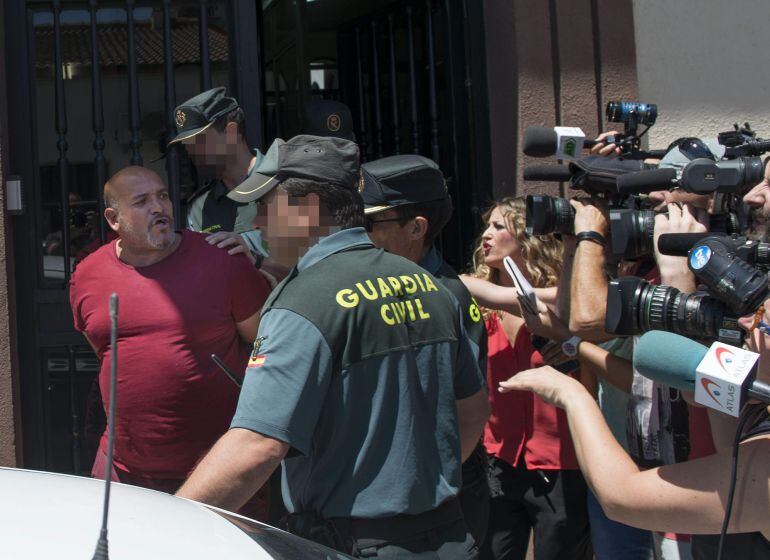 GRA387. LA CAROLINA (JAÉN), 05/06/2015.- Manuel M.M. de 47 años, padre de los tres niños desaparecidos la tarde del pasado martes y que fue detenido ese mismo día, ha sido trasladado hoy a los juzgados de La Carolina (Jaén), donde el titular del Juzgado de Primera Instancia número 1 ha decretado ingreso en prisión provisional. EFE/José Manuel Pedrosa.