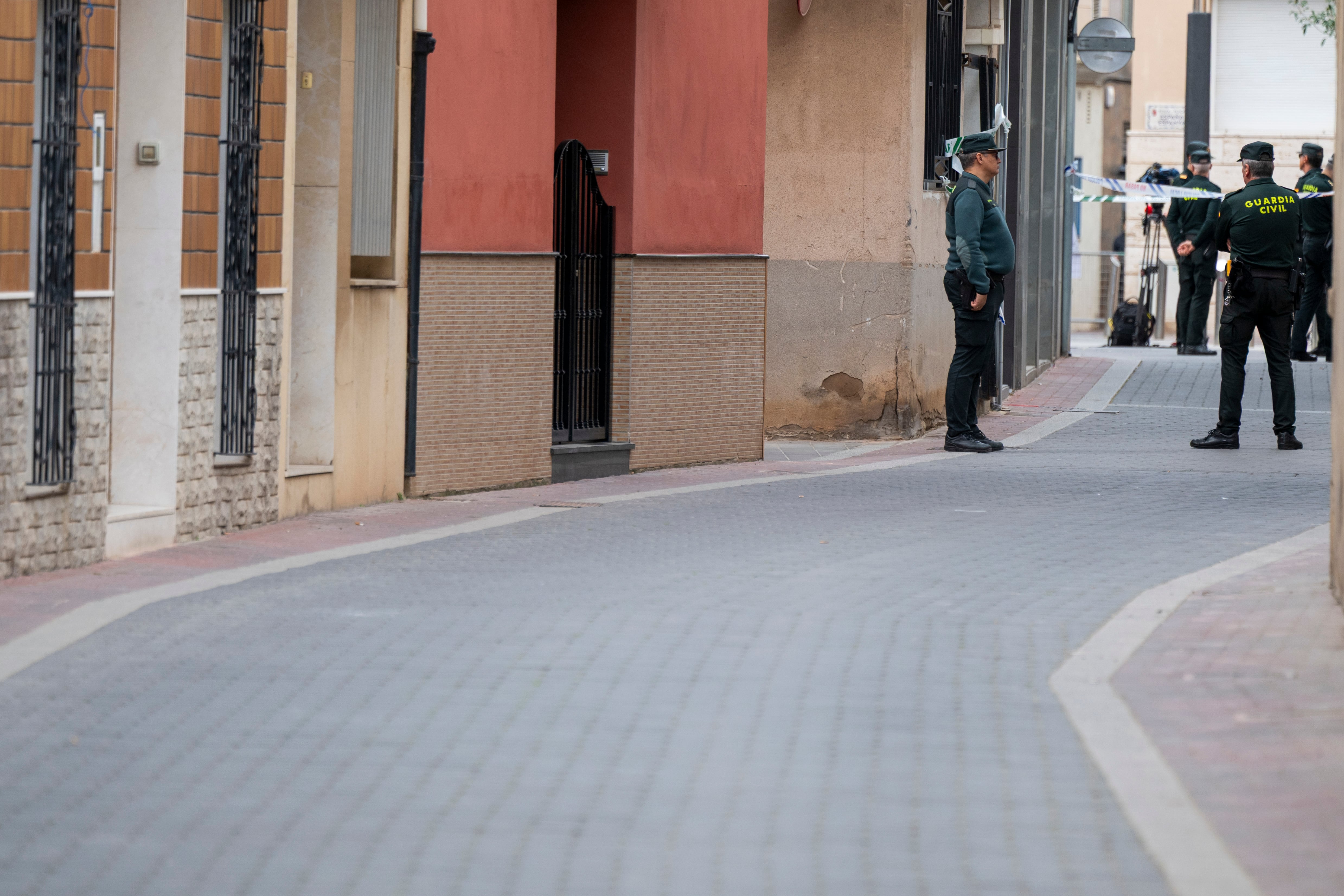 GRAFCVA2223. XILXES (CASTELLÓN), 18/02/2026.- Agentes de la Guardia Civil aguardan ante el domicilio de la mujer asesinada junto a su hija de 12 años, mientras continúa la investigación para esclarecer el suceso por el que se han decretado tres días de luto en la localidad. EFE/Andreu Esteban