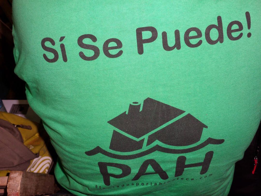 Un miembro de PAH muestra su camiseta