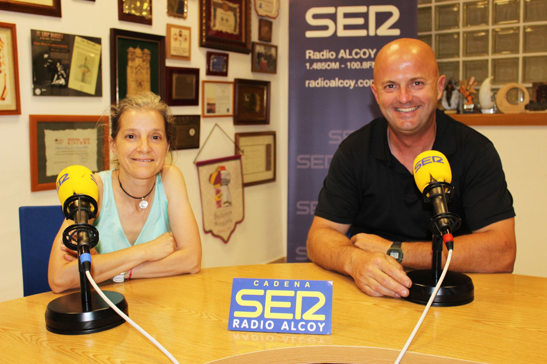 Cristina Díaz y Hector Bonet, en el estudio central de Radio Alcoy