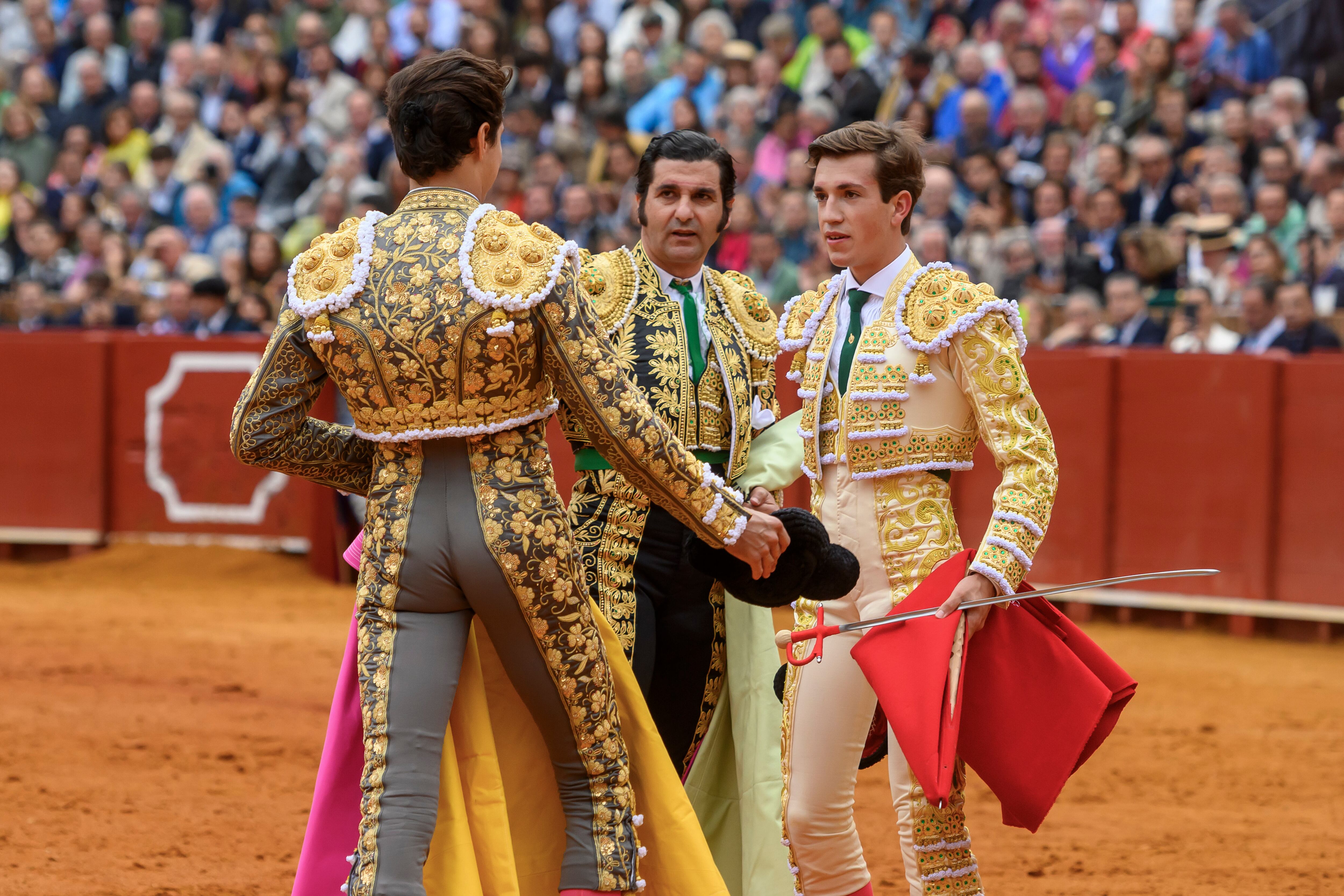 El sevillano Javier Zulueta, en la imagen su alternativa del pasado 28 de septiembre en la Maestranza, actuará en la primera tarde de la próxima Feria de Castellón. EFE/ Raúl Caro