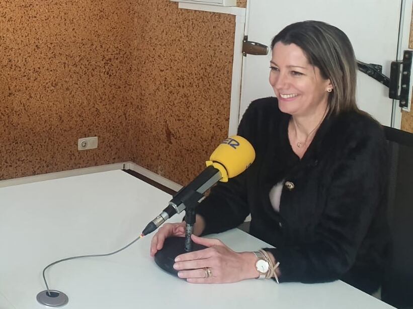 La alcaldesa Lara Méndez en los estudios de Radio Lugo