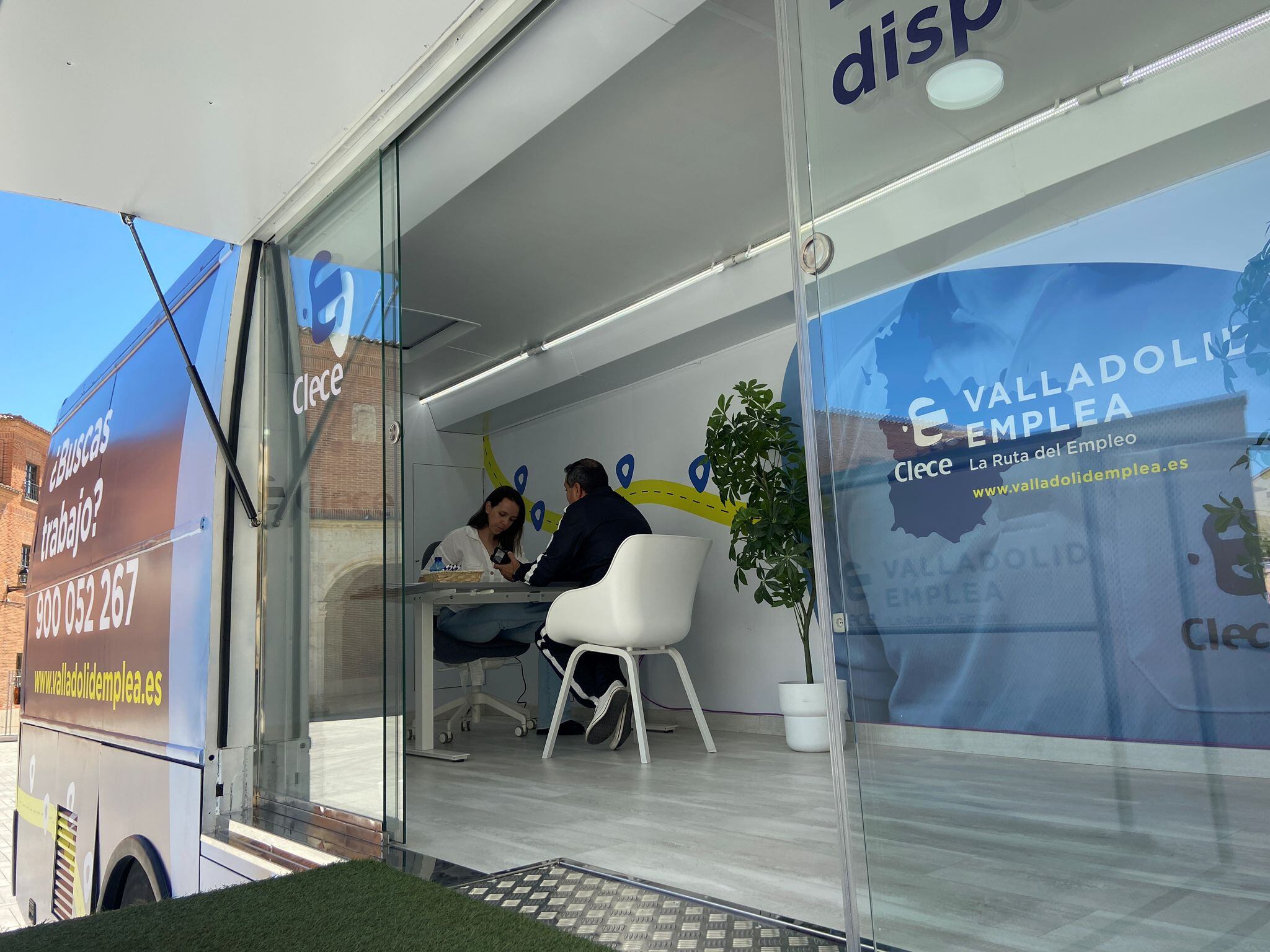 El autobús de la 'Ruta Valladolid Emplea' de Clece llega a Peñafiel el martes 25 de abril