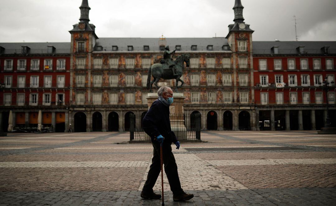 Un hombre pasea por Madrid.