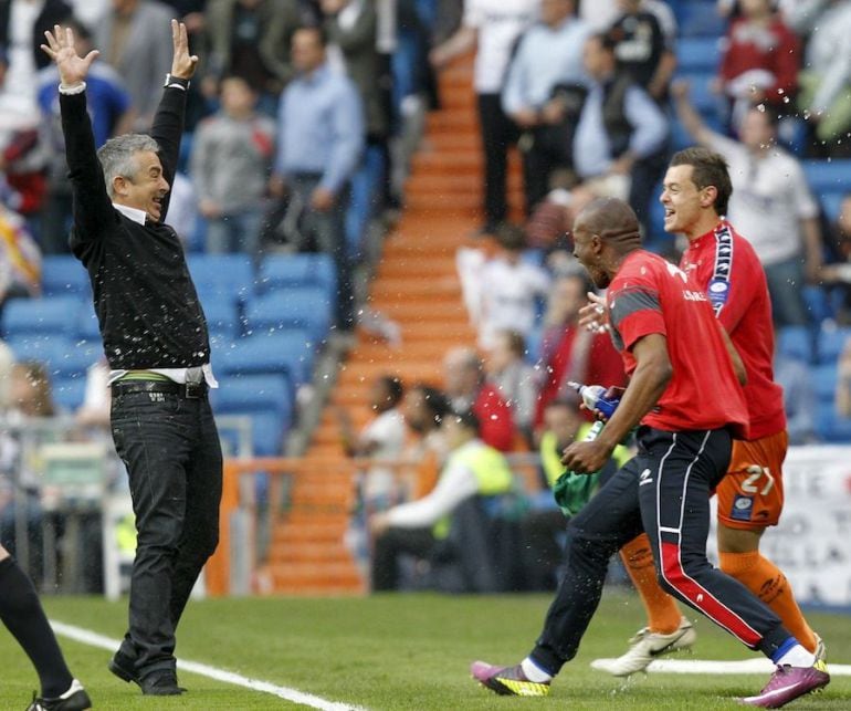 Manolo Preicado celebra la victoria con los jugadores sportinguistas Gregory y Raúl.