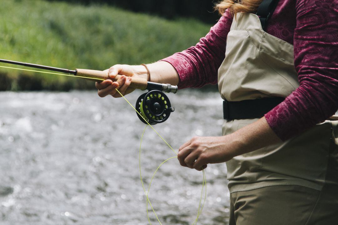 Una mujer prepara el hilo antes de comenzar a pescar