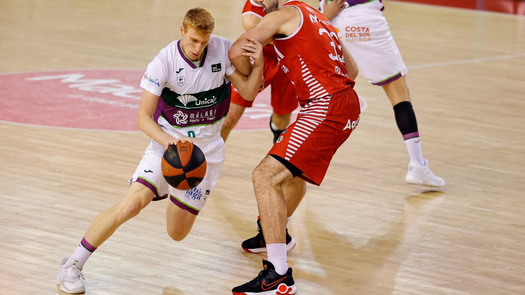 Alberto Díaz bota el balón en el Nou Congost