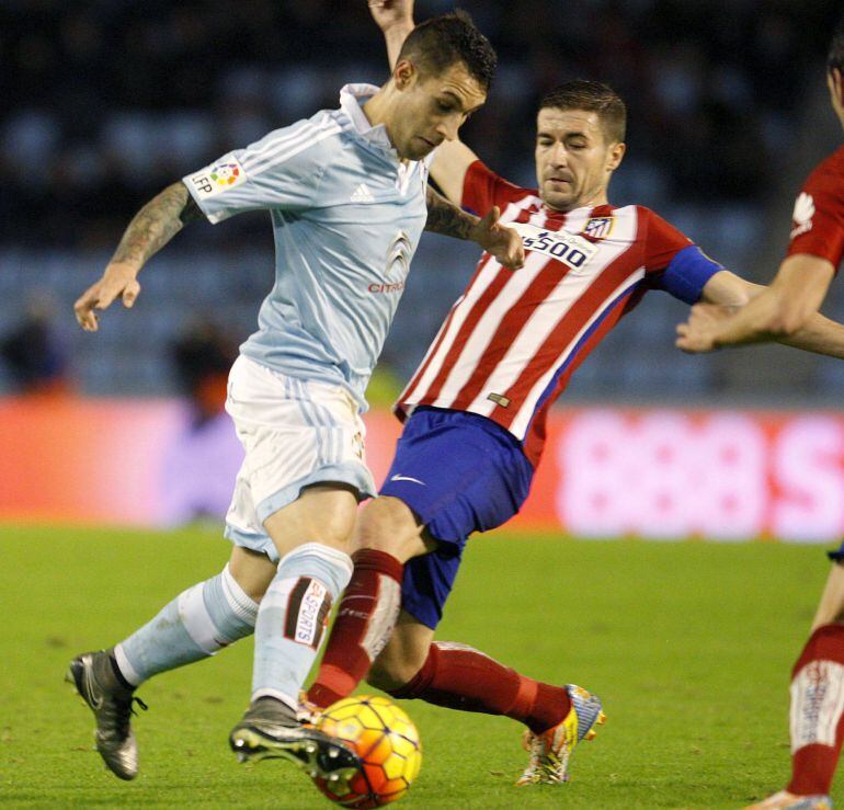 El defensa del Celta de Vigo, Hugo Mallo (i), intenta superar al centrocampista del At. de Madrid, Gabi, durante el encuentro correspondiente a la decimonovena jornada de primera división, que disputan esta noche en el estadio de Balaidos.