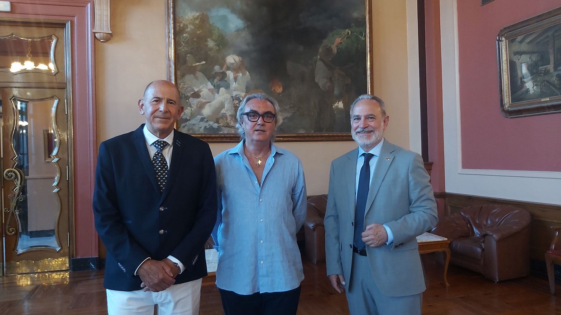 José Eduardo Jordá, entre Rafael Valls e Indalecio Carbonell, en el Salón Largo, antes del inicio de la conferencia