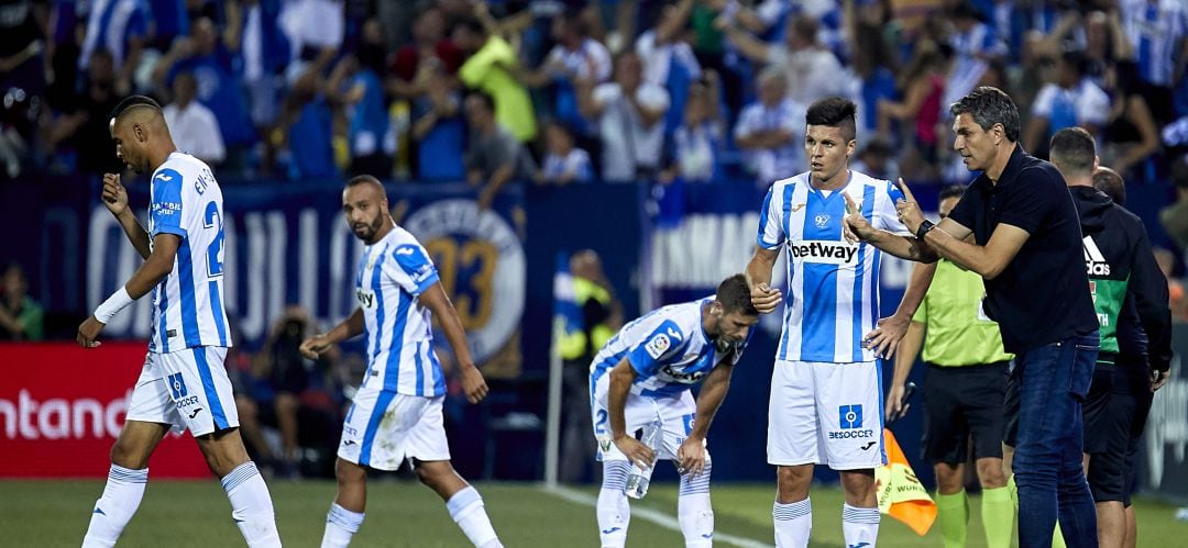 Pellegrino (d) da instrucciones a sus jugadores durante un partido en Butarque.