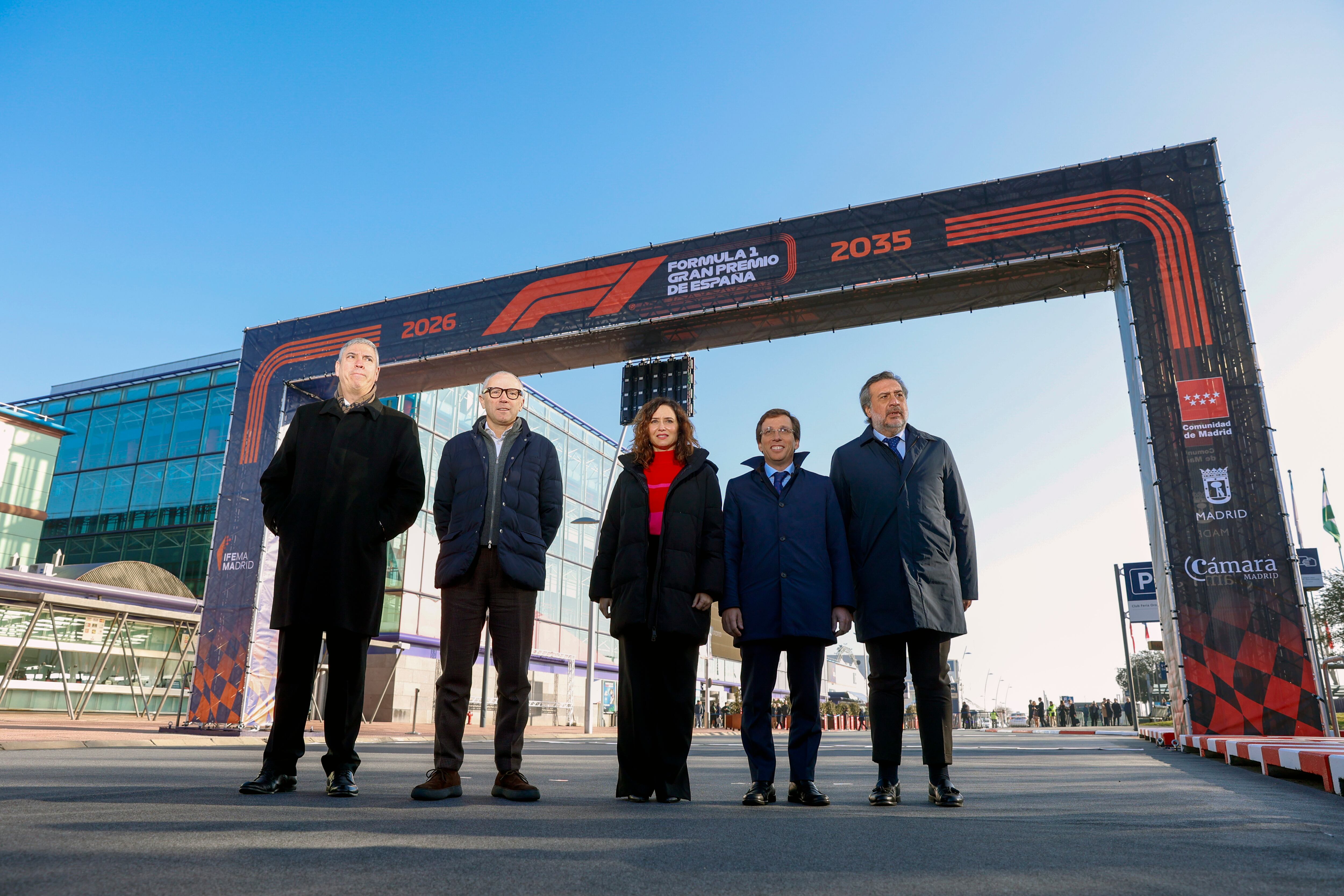 La presidenta de la Comunidad de Madrid, Isabel Díaz Ayuso (c), el presidente de Ifema, José Vicente de los Mozos (i), el presidente de la Cámara de Comercio de Madrid, Ángel Asensio (d), el alcalde de Madrid, José Luis Martínez Almeida (2d) y el presidente y CEO de la Fórmula 1, Stefano Domenicali (2i) a su llegada para la presentación del Gran Premio de España de Fórmula Uno de Madrid.