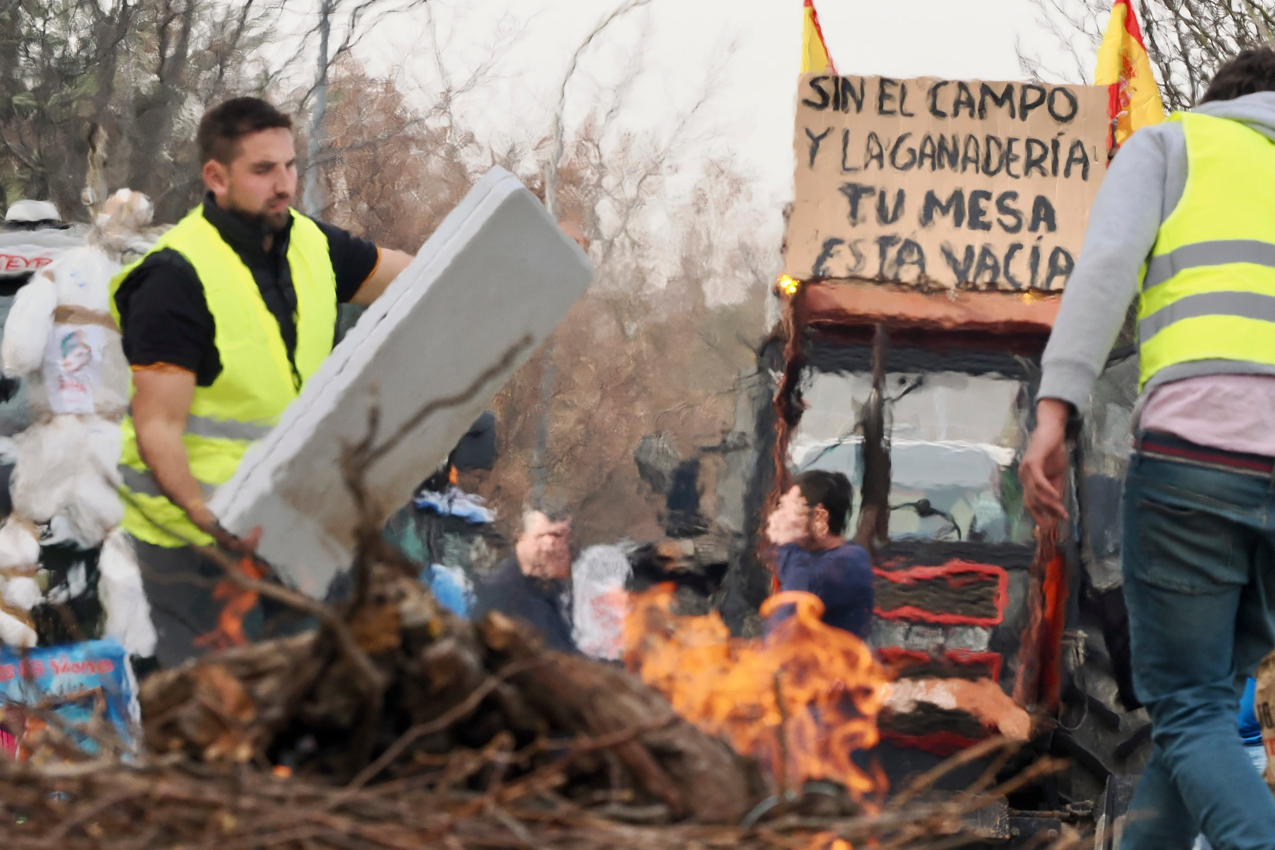 VALLADOLID, 05/02/2024.- Los agricultores se manifiestan en una tractorada no convocada frente a consejería de Agricultura, este lunes en Valladolid. EFE/R.García
