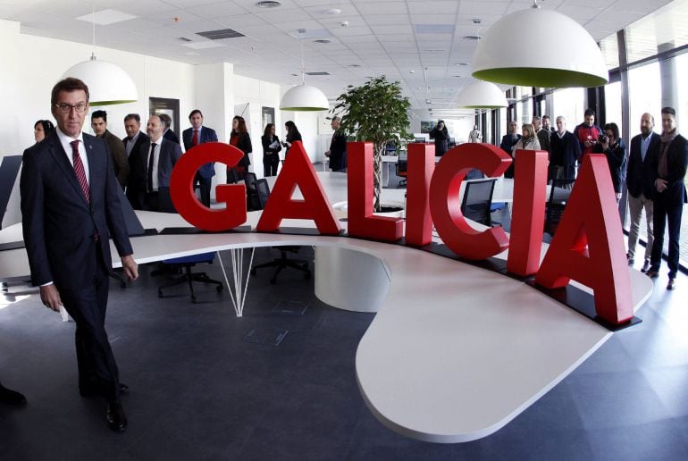 El presidente de la Xunta, Alberto Núñez Feijóo, durante la inauguración del edificio tecnológico aeroespacial de Porto do Molle, en Nigrán