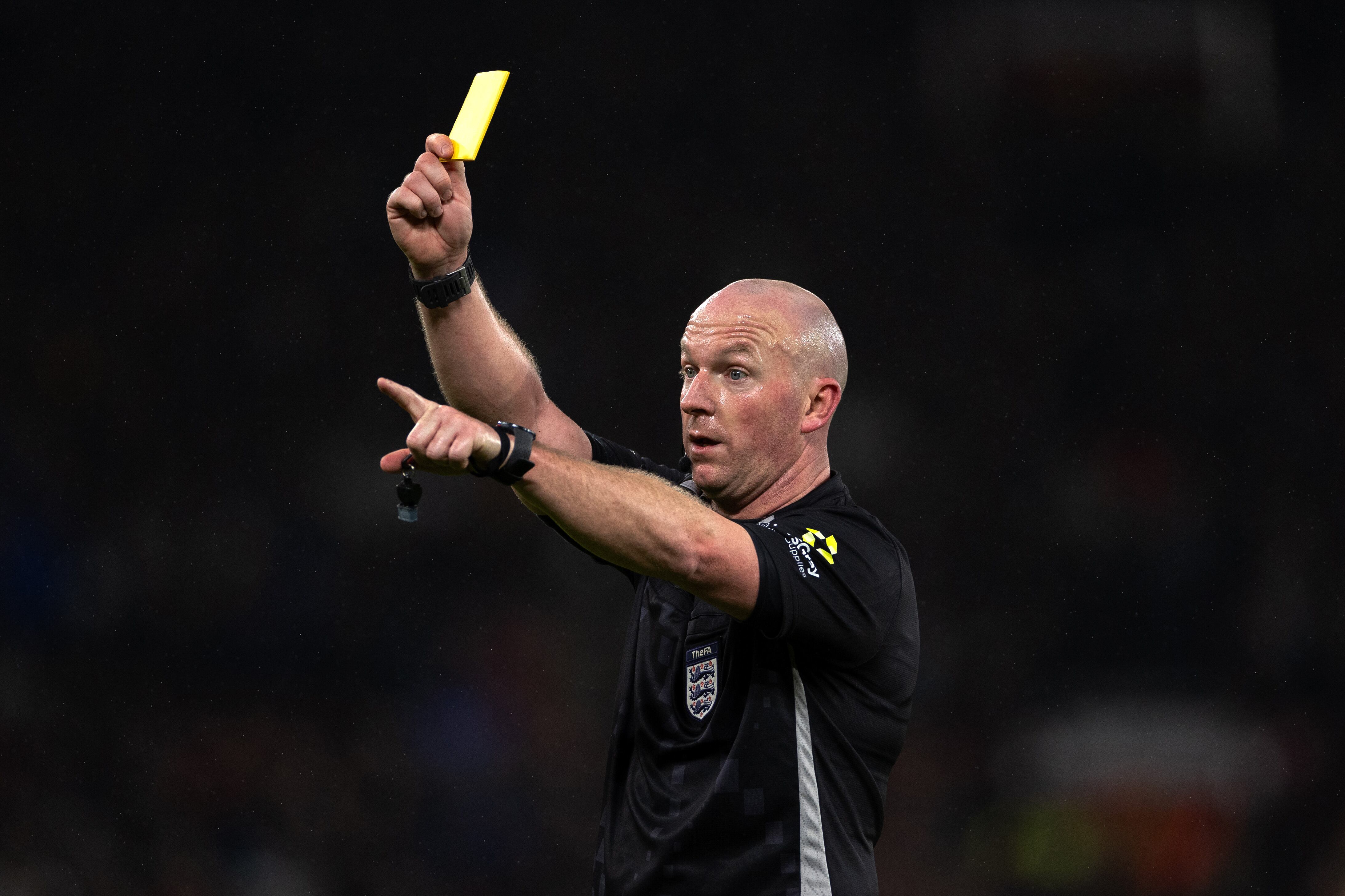 Simon Hooper muestra una amarilla durante el Manchester United-Brighton. (Joe Prior/Visionhaus via Getty Images)