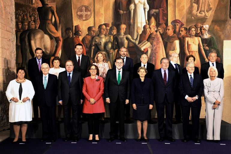 El jefe del ejecutivo Mariano Rajoy, posa junto a los homenajeados durante el acto de imposición de las Grandes Cruces de Alfonso X el Sabio en el Alcázar de Segovia. El presidente del Gobierno hará entrega de esas distinciones a diversos representantes d