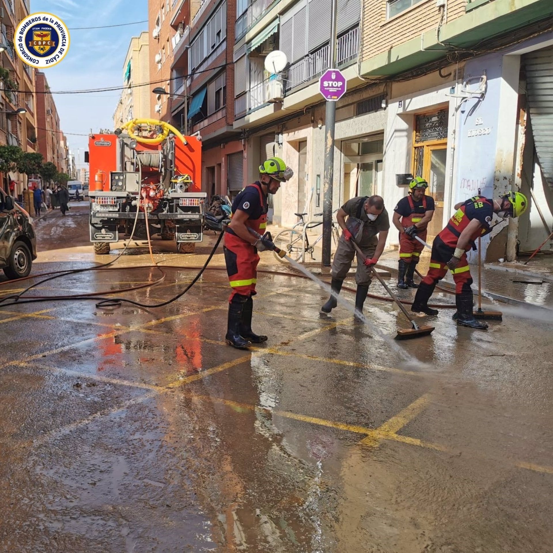 Bomberos de la provincia de Cádiz trabajando en una de las zonas afectada por la DANA en Valencia