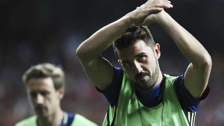 David Villa saluda al graderío del Bernabéu