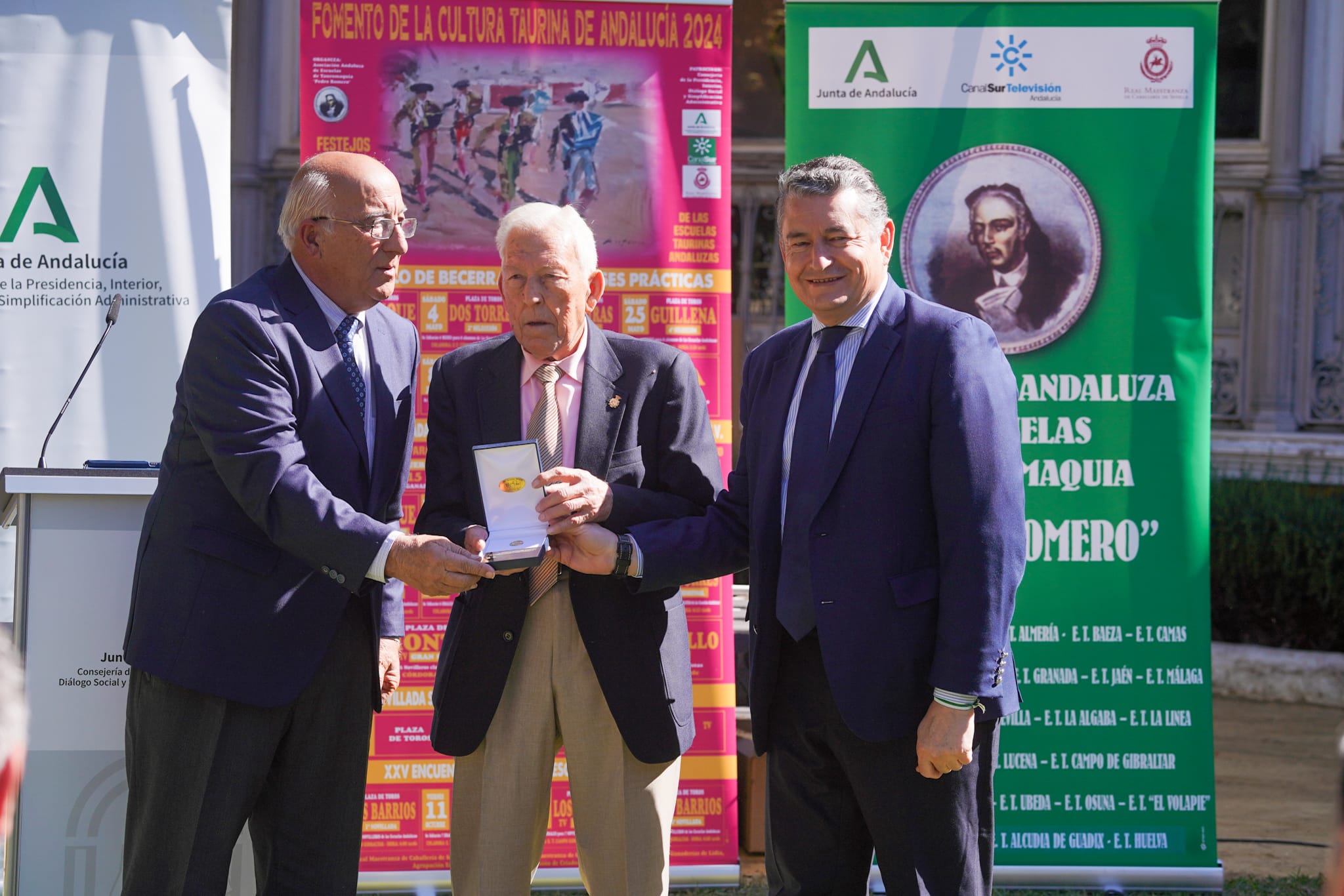 Momento de la entrega de la &#039;Insignia de Oro&#039; a Francisco Moreno Galán de la Escuela Taurina de Baeza, en la presentación del Ciclo de Novilladas