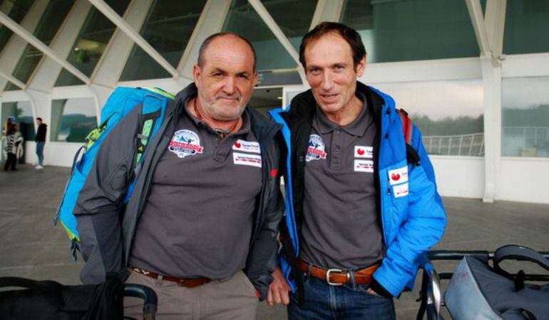 Juanito Oiarzabal y Alberto Zerain en el aeropuerto de Loiu.