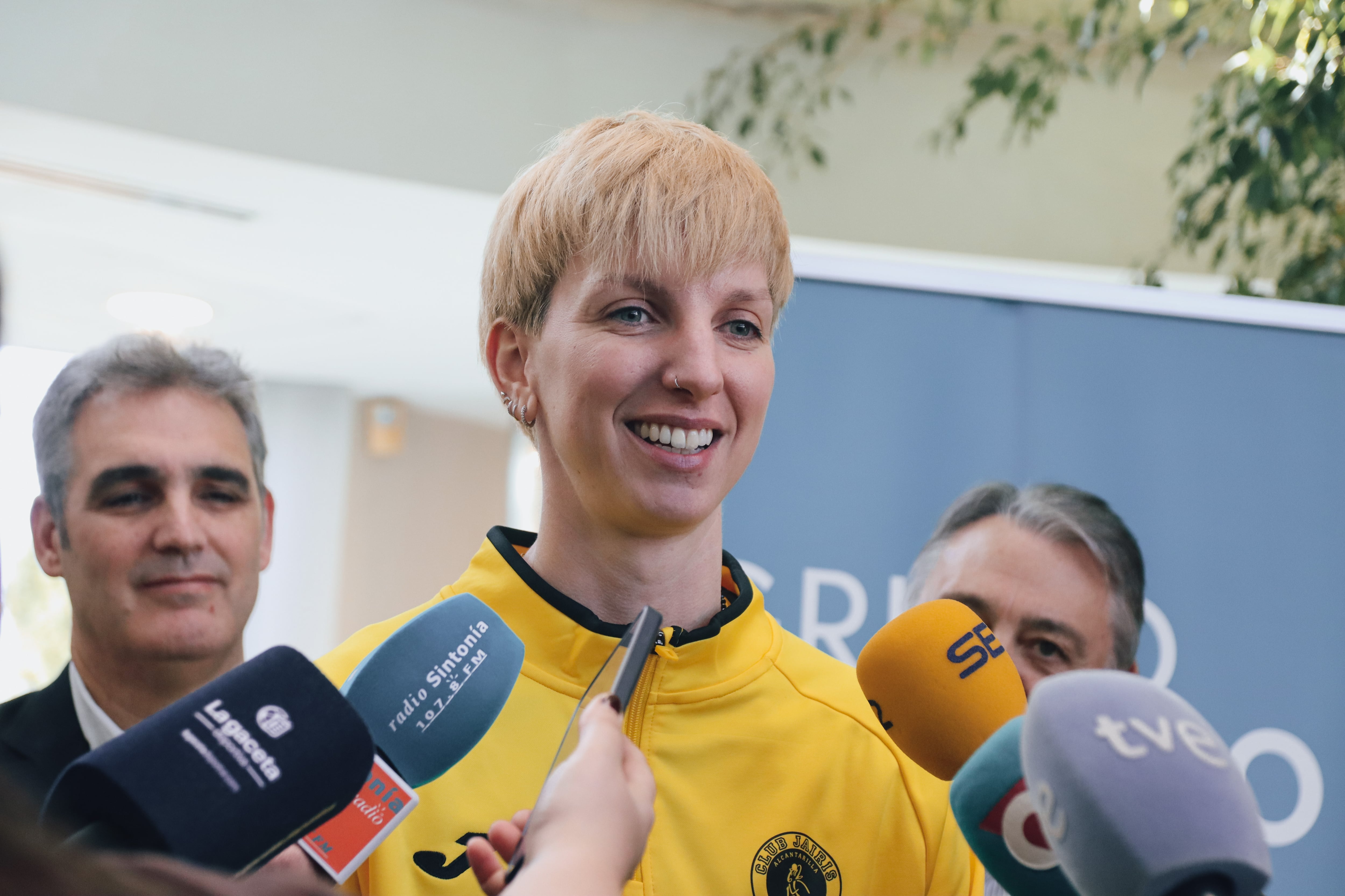 Laura Gil atiende a los medios en su presentación como jugadora del Hozono Jairis