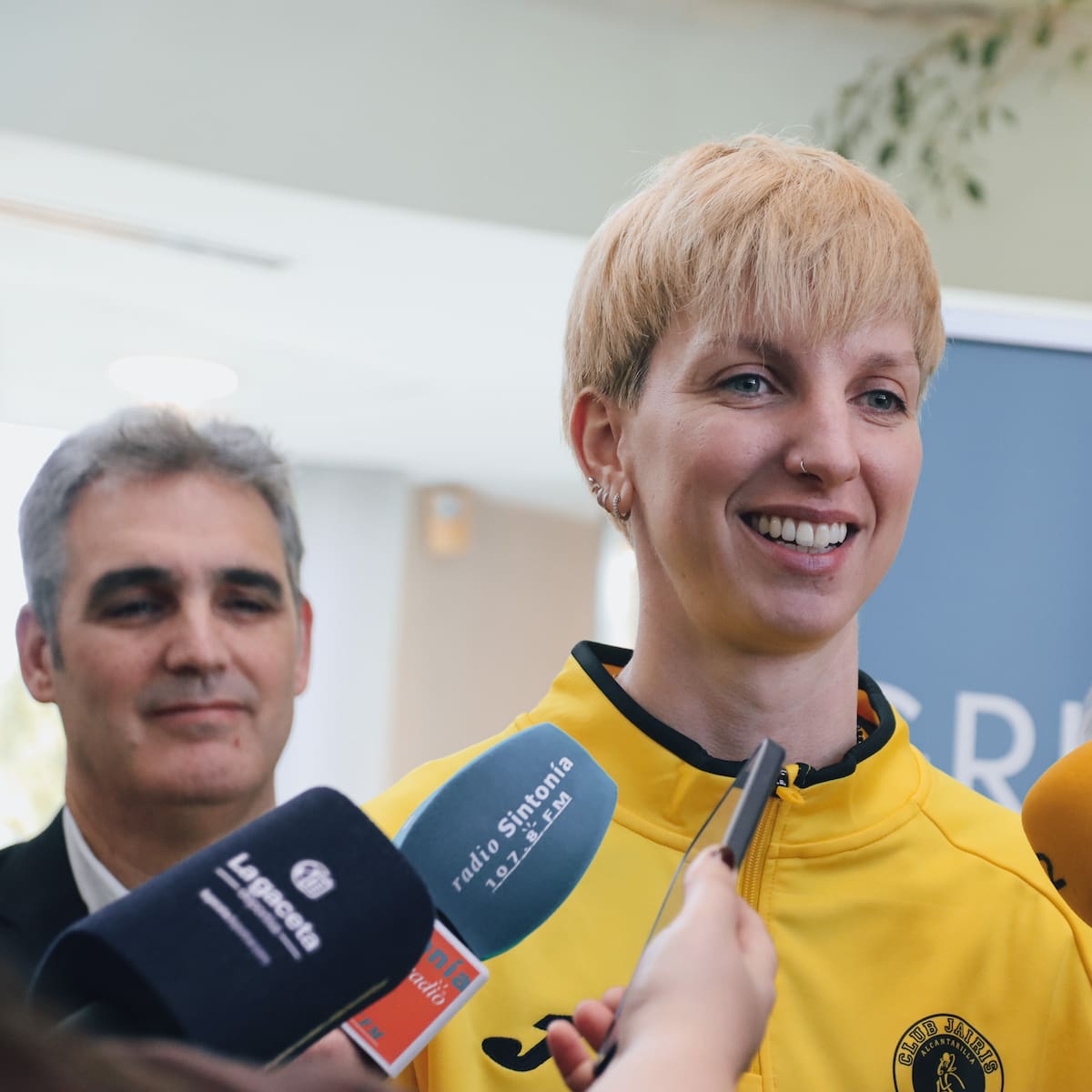 Laura Gil se da un baño de cariño en la sede de Hozono Global: "Esto es un orgullo enorme"