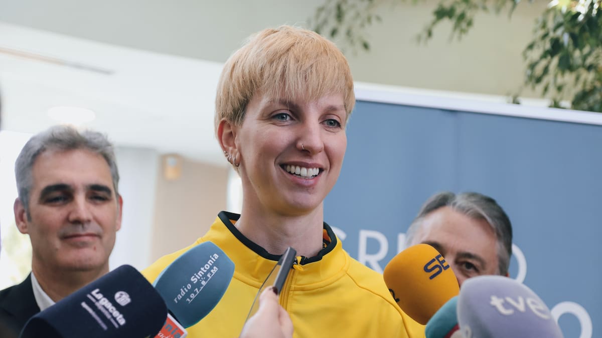 Laura Gil se da un baño de cariño en la sede de Hozono Global: "Esto es un orgullo enorme"