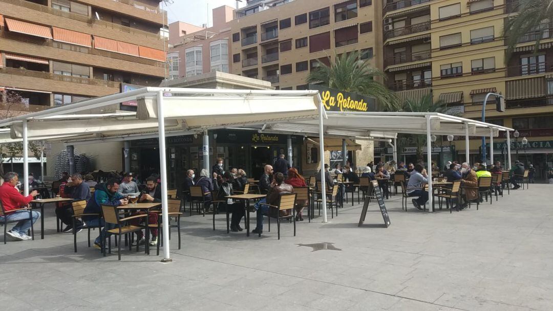 La terraza de un bar el primer día de apertura para la hostelería tras el cierre decretado el 21 de enero