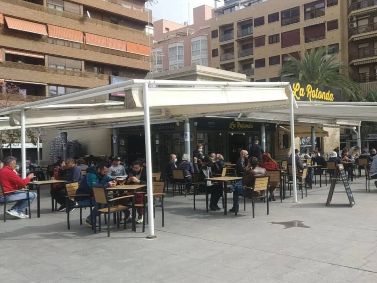 Los alicantinos se reencuentran en las terrazas de los bares el día de la reapertura tras la tercera ola
