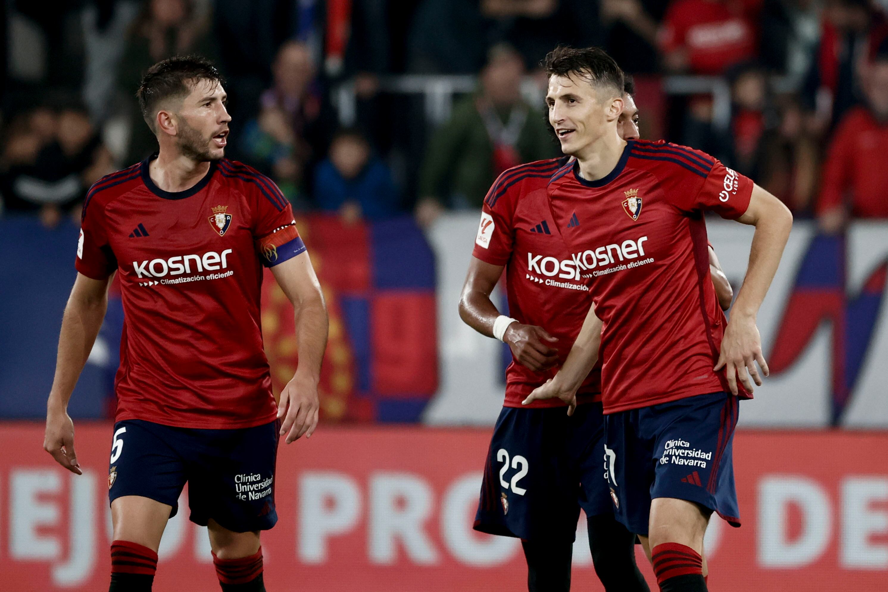 El delantero de Osasuna Ante Budimir celebra su gol durante el partido ante la UD Las Palmas este sábado en el estadio de El Sadar, en Pamplona