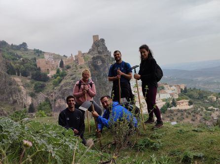 Voluntarios se encargan de adecuar los senderos para la gran prueba