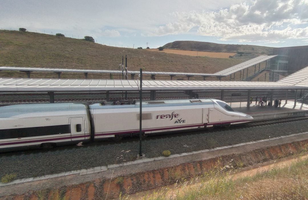 AVE en la Estación Fernando Zóbel de Cuenca