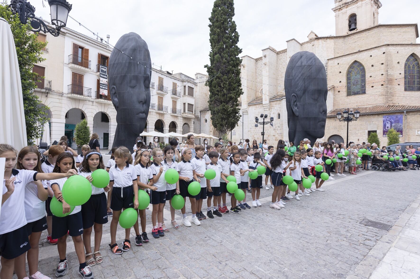 Alumnado del colegio Carmelitas de Gandia que ha participado en la globotà