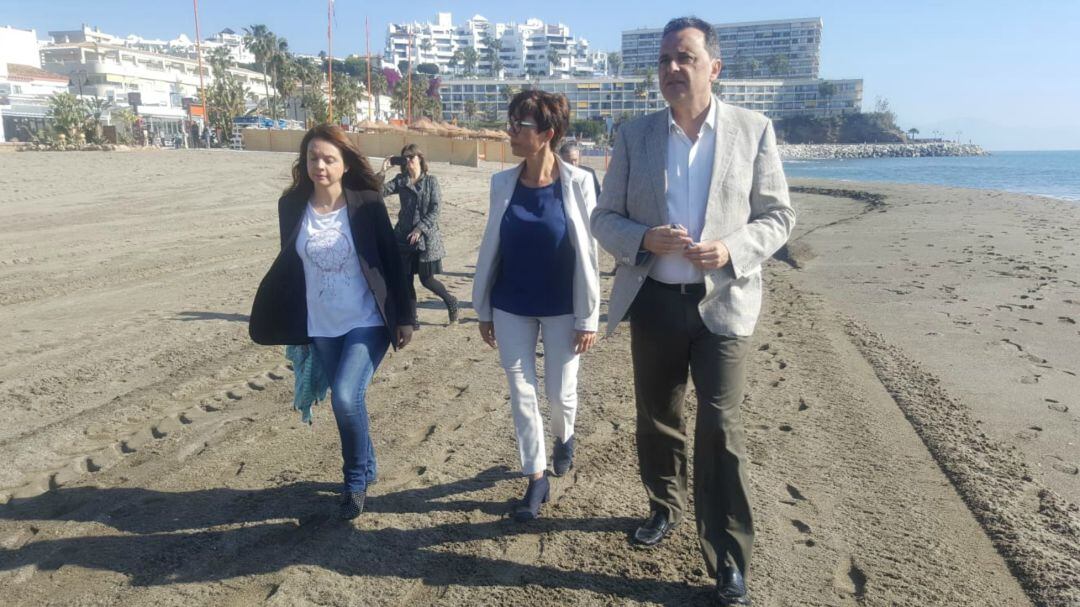 La subdelegada del Gobierno en Málaga, María Gámez, ha recorrido este miércoles las playas de la Carihuela (Torremolinos) junto al alcalde del municipio, José Ortiz