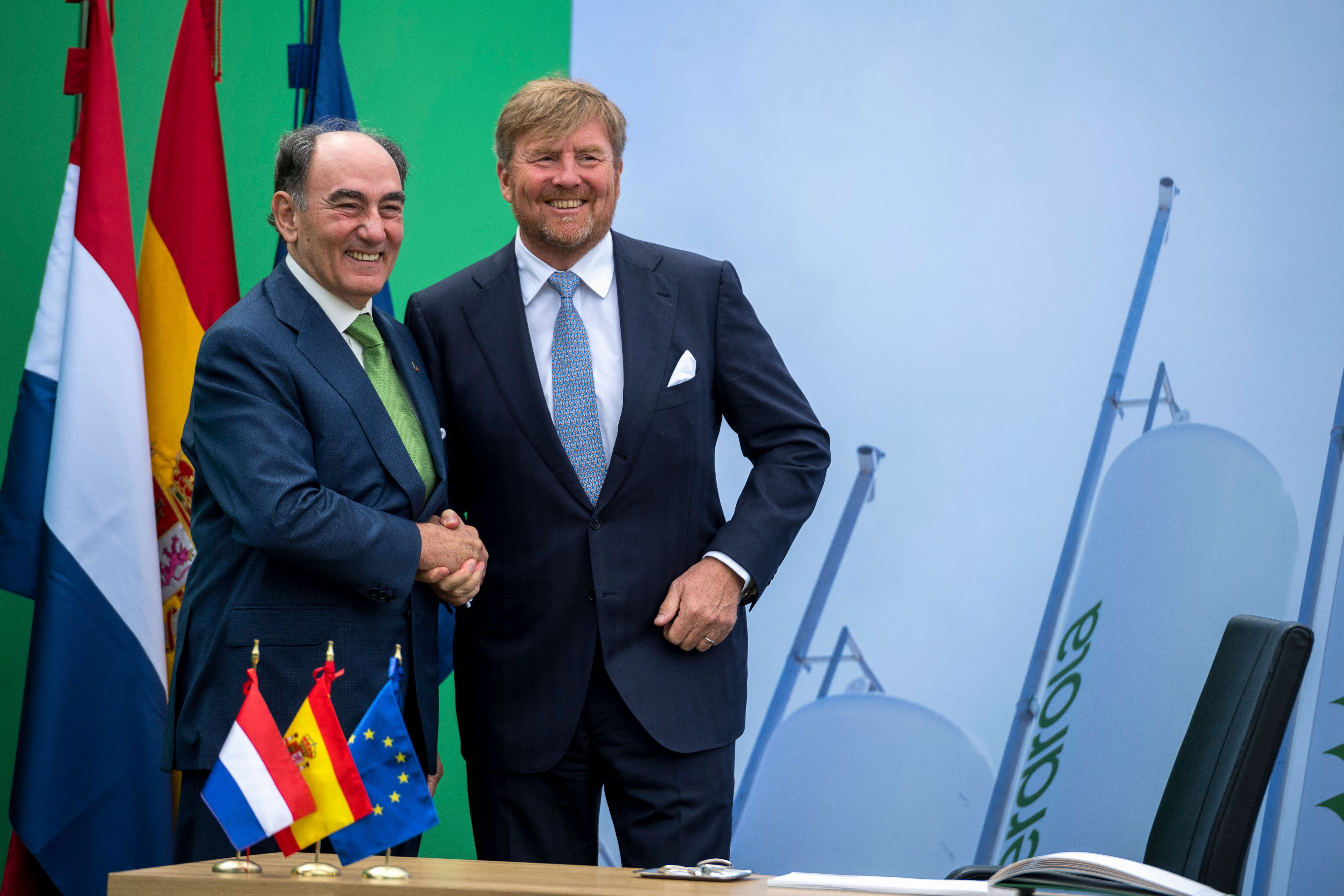 GRAF7490. PUERTOLLANO, 13/06/2023.- El presidente de Iberdrola, Ignacio Galán (i), junto al rey Guillermo Alejandro de Holanda, durante su visita este martes a la planta de hidrógeno verde de Iberdrola en Puertollano. Guillermo Alejandro ha asistido, como testigo de excepción, a la firma de varios acuerdos entre la empresa Iberdrola y las compañías AC Terminal y Hynetwork Services como &quot;paso definitivo en el establecimiento del corredor marítimo de hidrógeno verde entre España y Países Bajos. EFE/ Ismael Herrero
