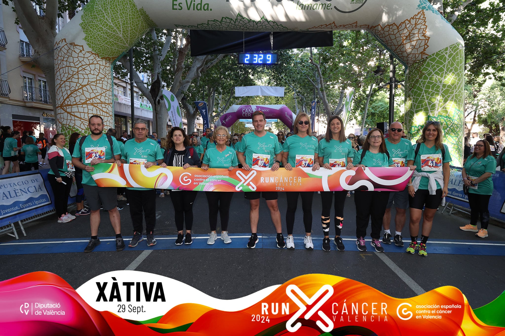 Parte de la Corporación Municipal en la Runcancer 2024. Fuente: Radio Xàtiva Cadena SER