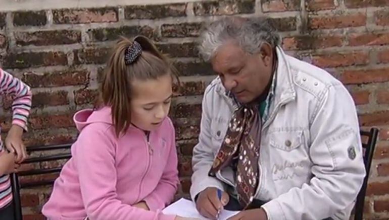 La pequeña niña junto a su alumno 