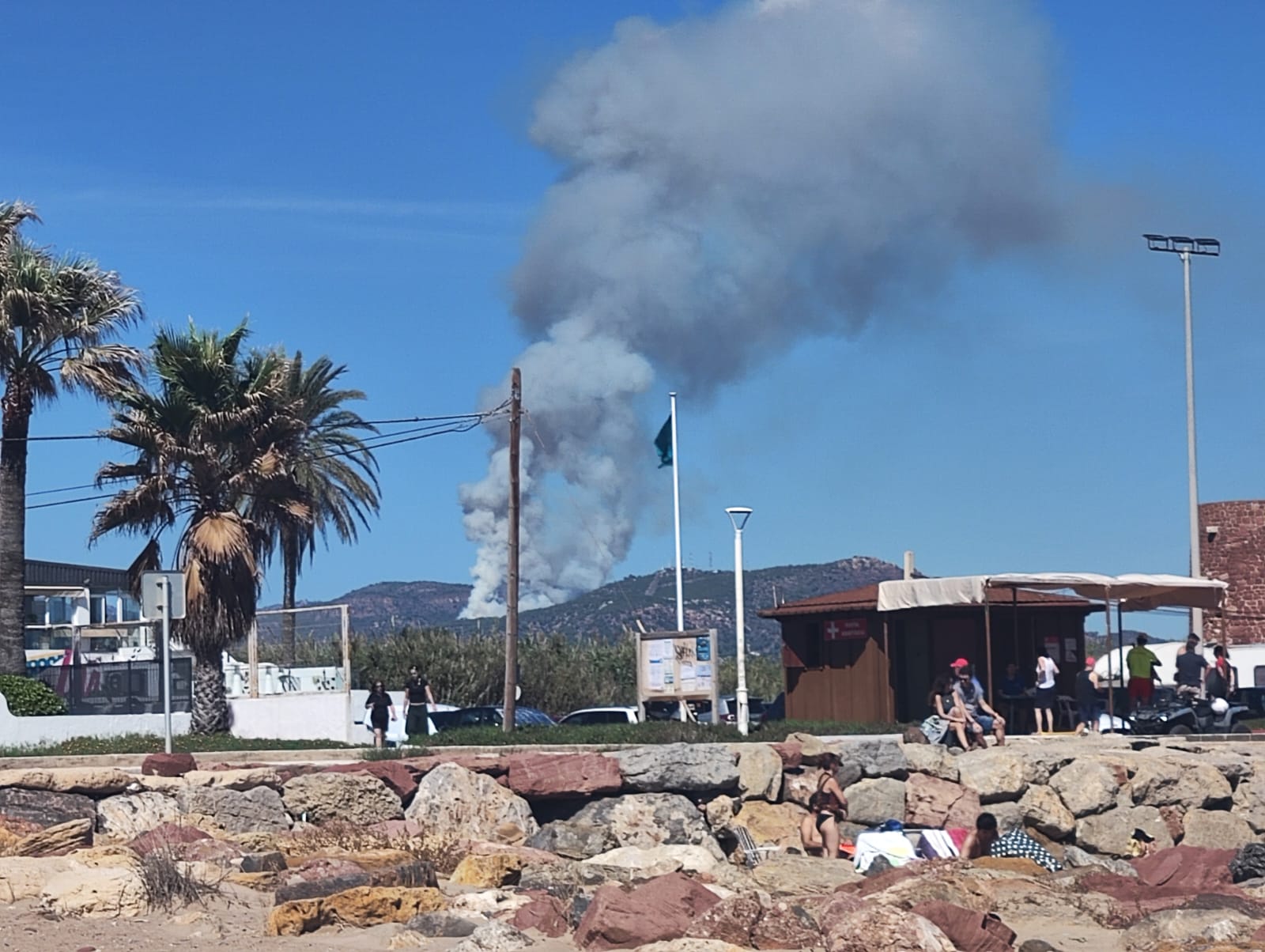 Vista del incendio forestal declarado este domingo a primera hora de la tarde en Puçol.