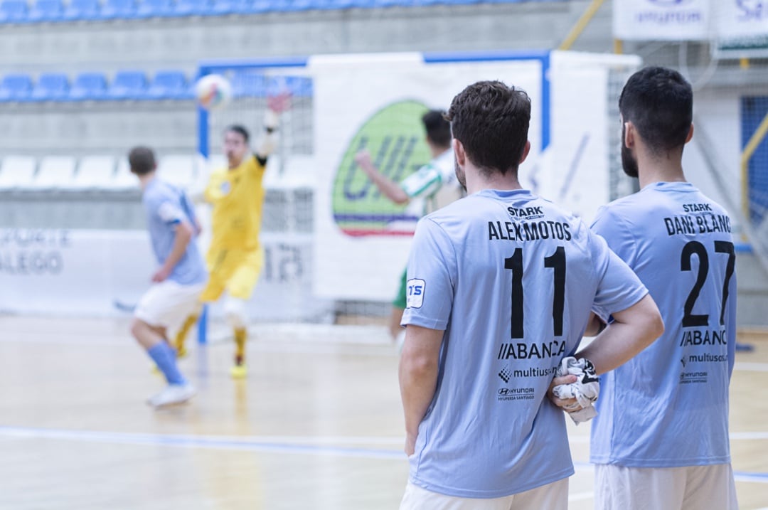 Motos y Dani Blanco, observan el juego en la banda, durante el pasado encuentro ante el Betis